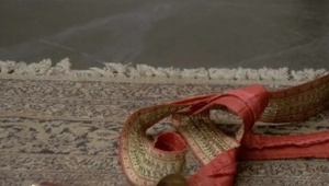 dildo między nawilżonymi cycami