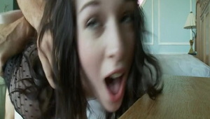 młoda nimfomanka siada chłopcu na twarz