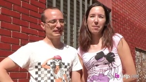 związane laski z krągłymi cycami