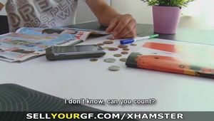 młoda z ładnymi oczkami fajnie ssie pałkę