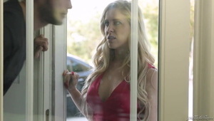 zgrabna suczka połyka bolca