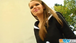 murzynek penetruje jej przystrzyżoną picz