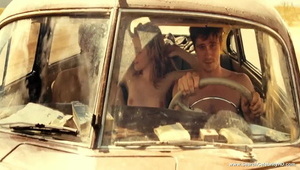 masturbuje się przed agentem