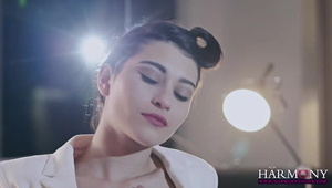 latynoska z dużymi pośladkami zabawia się z trenerem