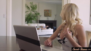 prostytutka pokazuje ciało