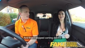 amatorka wkłada dłoń w majteczki