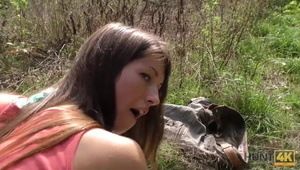 blondi mocno ściska jego pałę