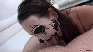 fajna laseczka rozgrzewa się paluszkiem