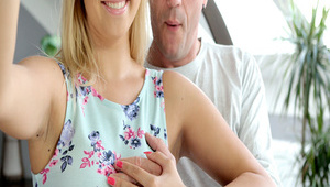 erotyczna suczka jest całowana po szyi