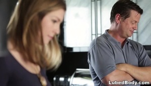 mia khalifa lubi to robić na kanapie