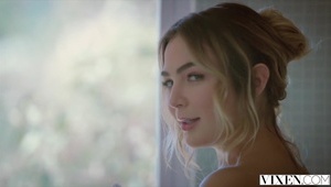 ostry seks z lalunią na dużym stole