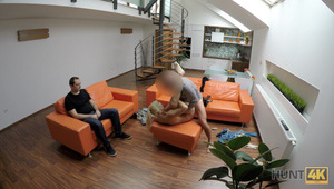 seks w ogrodzie pod drzewem