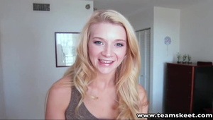 jolka pozuje w klubie studenckim