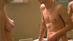 dziewczyna w tenisówkach ruchana przez kolegą