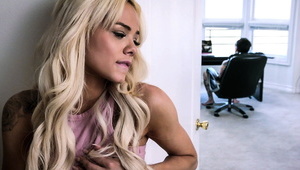 azjata liże jej słodką szparkę