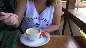 ogier z wielką pałą przeleciał ją analnie w publicznej toalecie