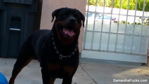 wsadza szklaną zabawkę w analną dziurę wypiętej uczennicy