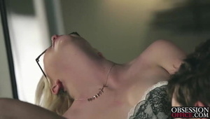 zabawiły się na białej kanapie w salonie