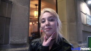 liże fiuta jak koteczek