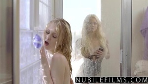 wytatuowana dojrzała dupa robi gałe