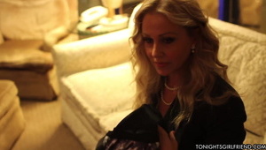 seks z brunetką na trawce w publicznym miejscu