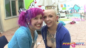 na dworze robi laskę