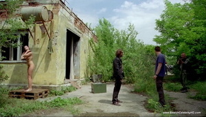 klęczy na zielonym dywaniku i ciągnie jego fiuta