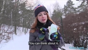 klęcząca uczennica