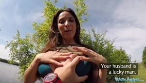 facet w skórzanych spodniach i laska w lateksie