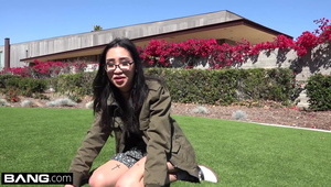 posuwa ją pod namiotem