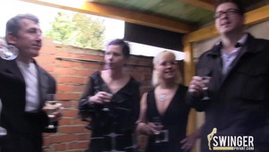 blondi z niezłą dupcią lubi podwójną penetrację