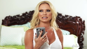 śliczna asystentka trzepie jego fiuta o poranku