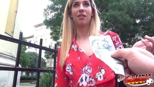 sexowna blondynka z cygarem