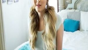 fajna laska wkłada sobie paluszek w szparkę przed laptopem