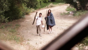 laska zabawia się w łazience