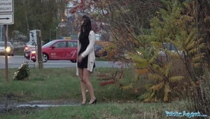 wypina swoją chudą dupkę do anala