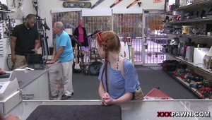 naga studentka na basenie