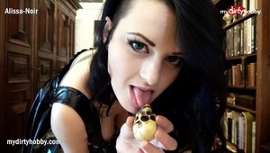 śliczna nastolatka ma słodką dupkę i mały biust