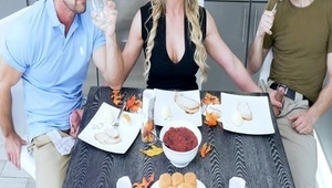 bogiaci panowie ruchają młode laski