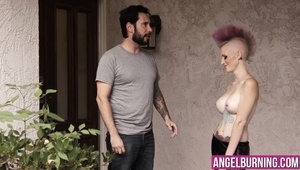 piękna roztańczona baletnica ma ochotę na mięśniaka