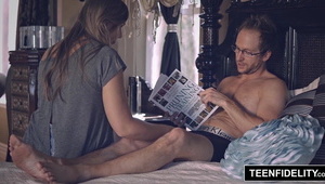 emo laska klęczy i ssie jego członka