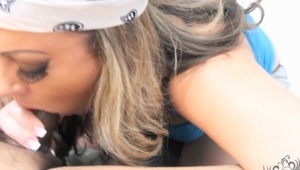 potrząsa swoją zgrabną dupcią na parkiecie