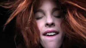 silikonowa babka w różu ze spływającą po brodzie spermą