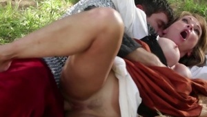 kładzie się na lasce i pięknie ją rżnie