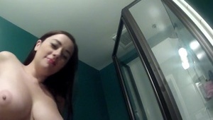 porno w hotelu z krągłą blond babeczką