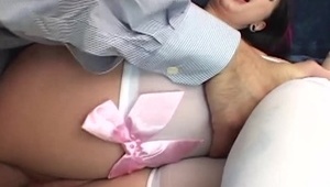 brunetka z krągłą dupcią ujeżdża sztywną pałkę