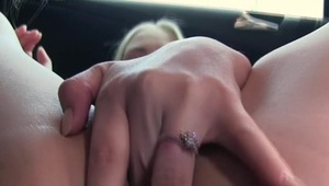 przyłapał dwie suczki na minetce