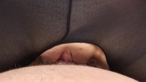 łysy i śliczna laska w gorsecie